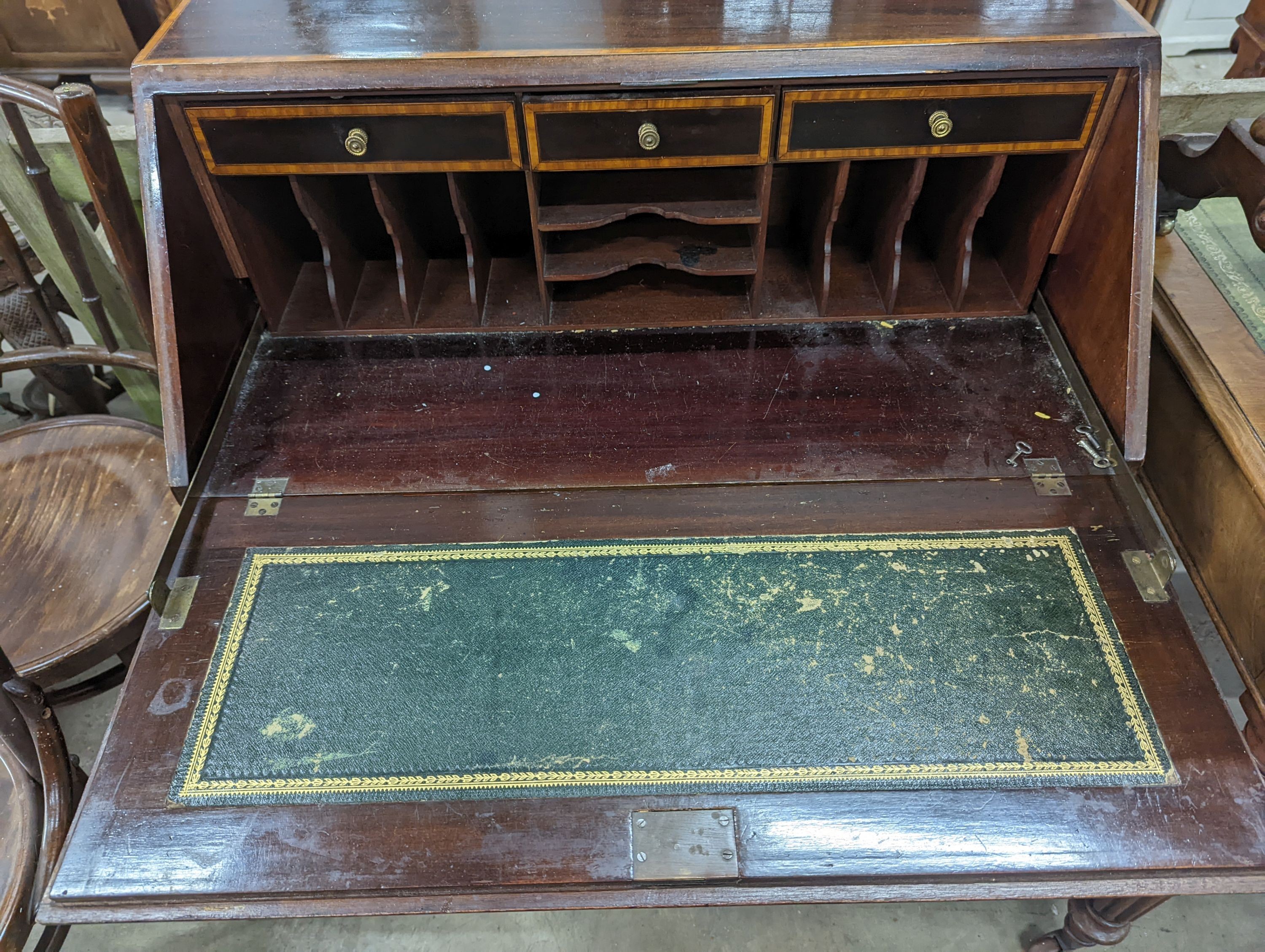 An Edwardian shell inlaid mahogany bureau, width 76cm, depth 44cm, height 97cm